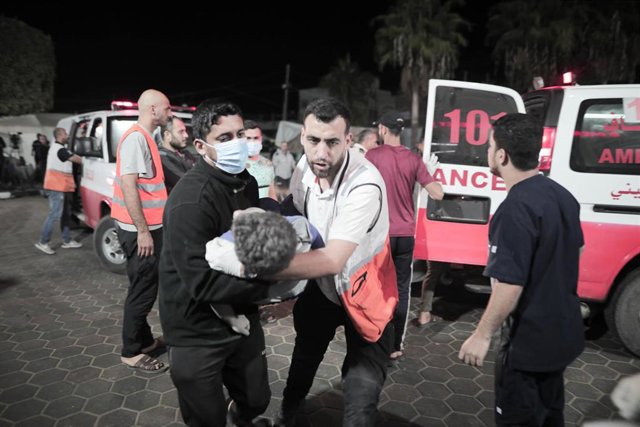 Un menor palestino herido por los bombardeos israelíes sobre la Franja de Gaza es trasladado a un hospital.