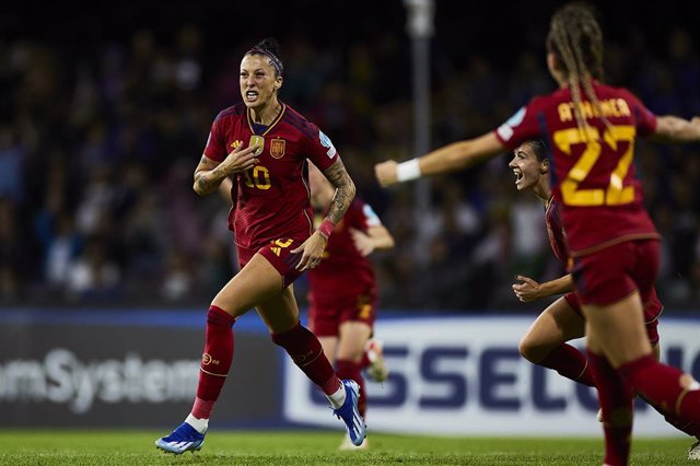 Jenni Hermoso celebra un gol con la selección española.