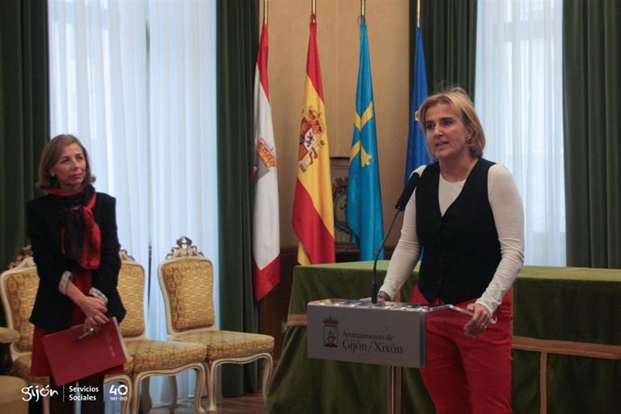 La concejala de Servicios Sociales, Vivienda y Educación del Ayuntamiento de Gijón, Ángeles Fernández-Ahúja, y la gerente del área sanitaria V del Sespa, Yolanda López, durante la presentación de un programa de apoyo a personas cuidadoras.