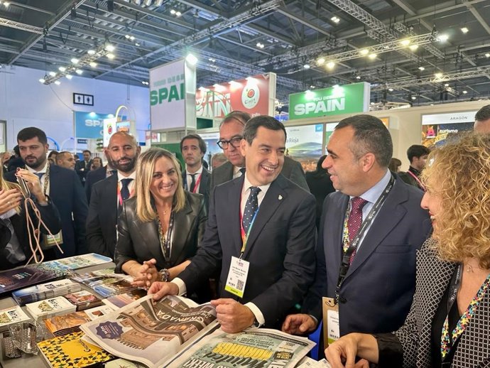 La alcaldesa de Granada, Marifrán Carazo, junto al presidente de la Junta, Juanma Moreno, y el presidente de la Diputación de Granada, Francis Rodríguez.