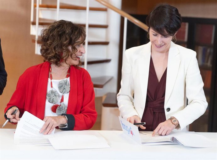 La ministra de Hacienda en funciones y vicesecretaria general del PSOE, María Jesús Montero (i) y la portavoz nacional del BNG, Ana Pontón (d), durante la firma de un acuerdo para la investidura del presidente del Gobierno en funciones, en el Congreso