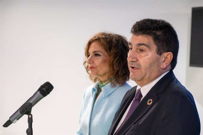 La ministra de Hacienda y Función Pública en funciones, María Jesús Montero, junto al delegado del Gobierno en Galicia, Pedro Blanco, atiende a los medios de comunicación en el Edificio Fontán, a 26 de octubre de 2023, en Santiago de Compostela, Galicia