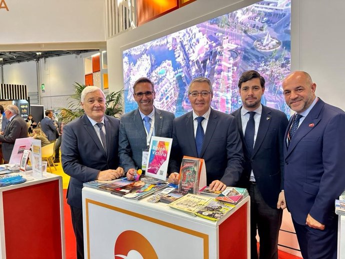 El alcalde , Francisco Salado, acompañado por el concejal de Turismo, Antonio José Martín, y empresarios locales ha celebrado distintas reuniones.