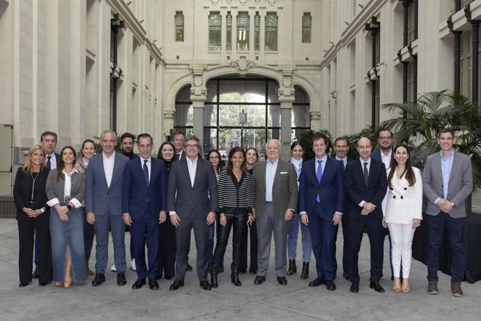 Foto familia de la Mesa de Expertos del Turismo de Madrid