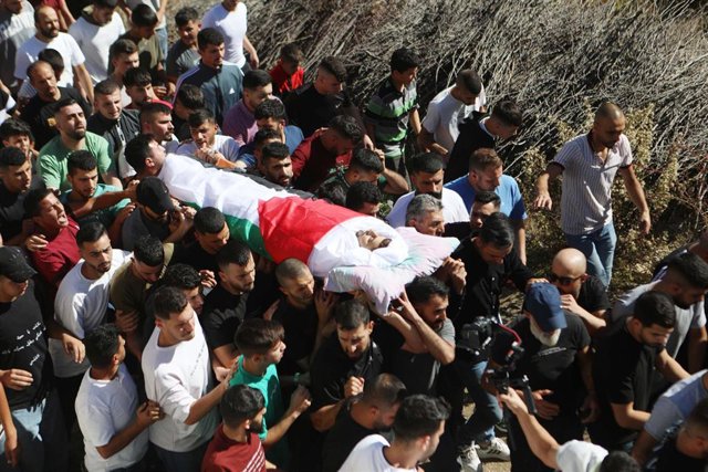 Entierro de un joven palestino muerto a manos de las fuerzas israelíes, en Cisjordania.