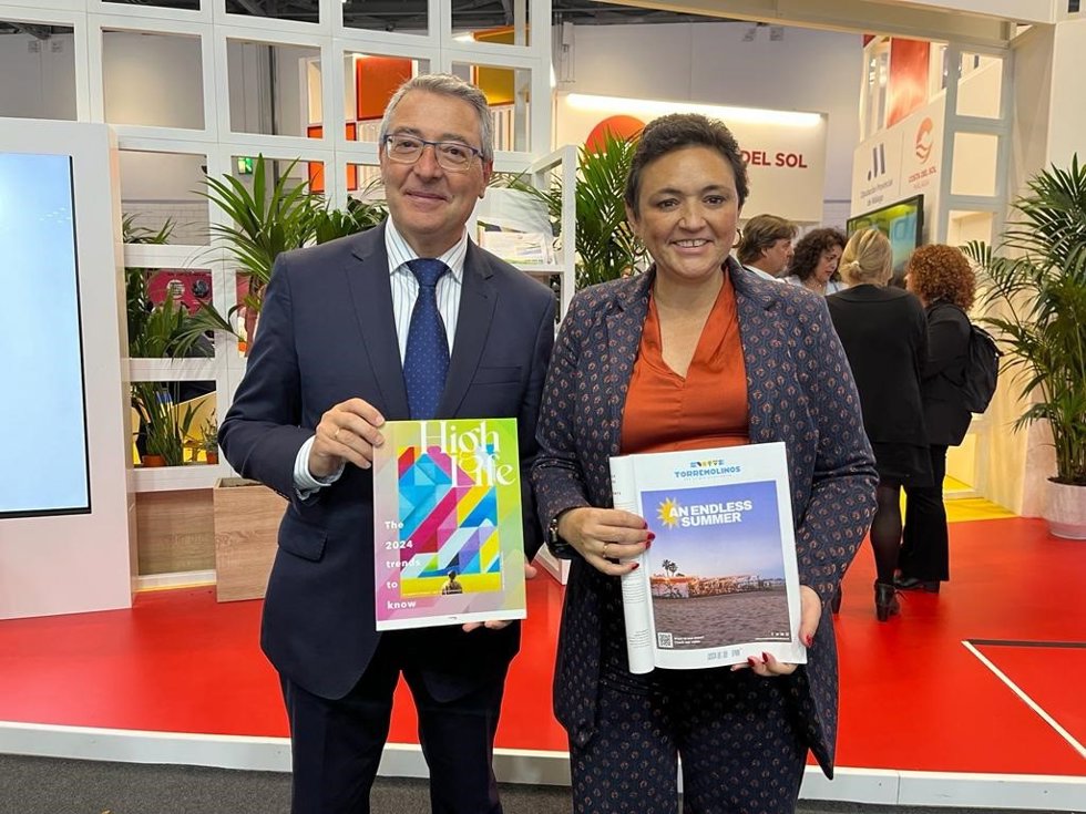La alcaldesa de Torremolinos y consejera delegada de Turismo Costa del Sol, Margarita del Cid, junto al presidente de la Diputación de Málaga y de Turismo Costa del Sol, Francisco Salado, en la World Travel Market de Londres.