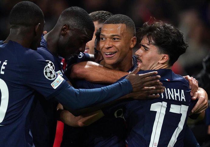 El delantero del PSG Kylian Mbappé celebra un gol con sus compañeros. 