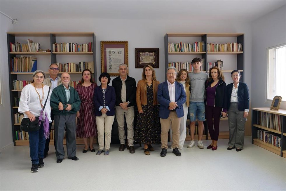 La biblioteca y sala documental 'Miguel Romero Esteo' es un espacio abierto a investigadores y estudiosos interesados en el legado del renombrado dramaturgo, así como en el trabajo de su contemporáneo, Luis Riaza, también presente en la colección.