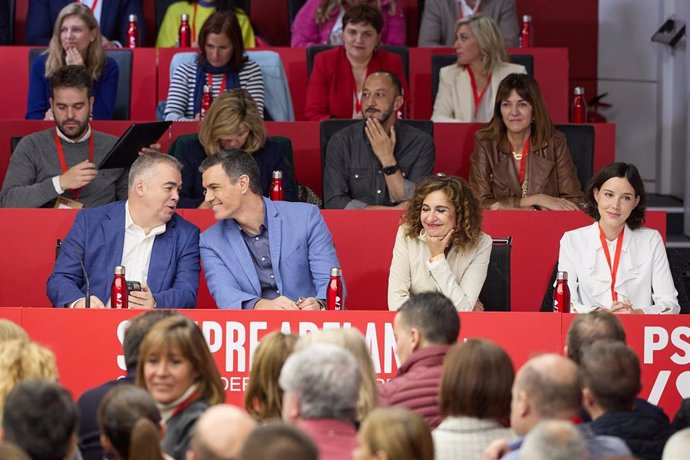 El secretario general del PSOE y presidente del Gobierno en funciones, Pedro Sánchez (2i), preside la reunión del Comité Federal, en la sede del PSOE, a 28 de octubre de 2023, en Madrid (España).