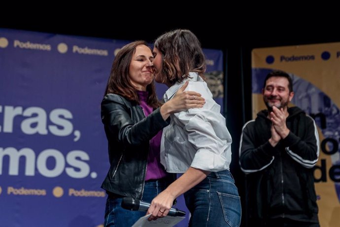 La secretaria general de Podemos, Ione Belarra (i), y la secretaria de Acción de Gobierno de Podemos y ministra de Igualdad en funciones, Irene Montero (d), en el Círculo de Bellas Artes, a 4 de noviembre de 2023, en Madrid (España). 