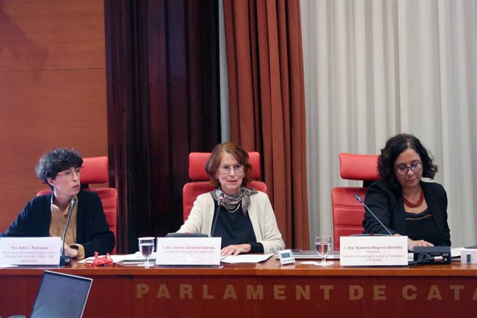 Comisión de investigación de la pederastia en la Iglesia, con la síndica de greuges Esther Giménez Salinas y la adjunta Aida C.Rodríguez