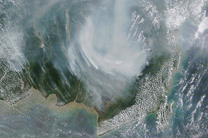 Archivo - Humo sobre el sur de Kalimantan (al este de Palangkaraya, (Indonesia)) observado por Terra MODIS el 2 de octubre de 2023.