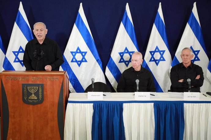 TEL AVIV, Oct. 29, 2023  -- Israeli Prime Minister Benjamin Netanyahu (L) attends a press conference in Tel Aviv, Israel on Oct. 28, 2023.   Israeli Prime Minister Benjamin Netanyahu said on Saturday that the country's war cabinet and political cabinet 