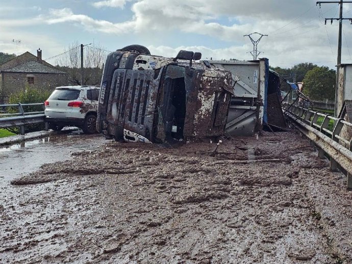 Accidente de un camión que transportaba lodos en Cospeito (Lugo)