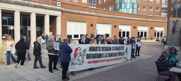 Comparecencia de plataformas locales en defensa de la sanidad pública ante el hospital de Cruces en Barakaldo.