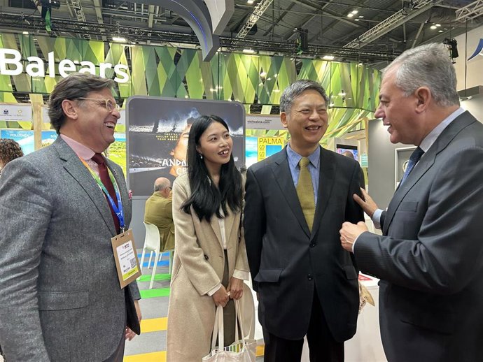El alcalde de Sevilla, José Luis Sanz, en la reunión mantenida con Mr. Li en el marco de la World Travel Market en Londres.