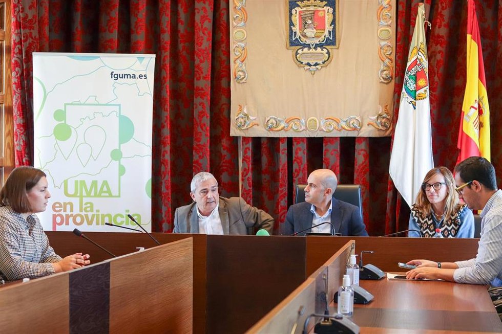 Este lunes Juan Manuel Almohalla, alcalde de Archidona, y Diego J. Vera, director de la Fguma, han firmado, en presencia de Paloma Merino, representante del laboratorio Pfizer, el convenio específico para llevar a cabo estas jornadas el 30 de noviembre.