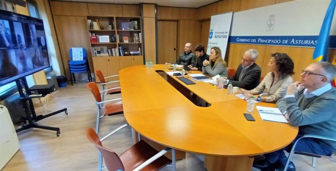 Lydia Espina y su equipo, en una reunión telemática