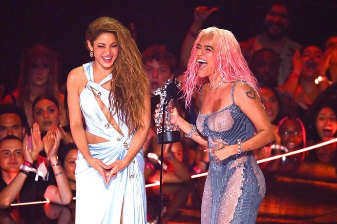 Archivo - Shakira y Karol G recogen el premio a la Mejor Colaboración por 'TQG' en el escenario de los MTV Video Music Awards 2023