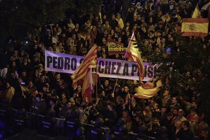 Decenas de personas protestan en la sede del PSOE (calle Ferraz de Madrid), a 3 de noviembre de 2023, en Madrid (España).