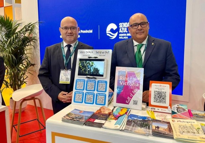 El alcalde de Vélez-Málaga, Jesús Lupiáñez, y el primer teniente de alcalde, Jesús Pérez Atencia, han presentado en la World Travel Market de Londres la oferta turística del municipio.