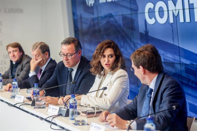 El secretario general del PP de Madrid, Alfonso Serrano; la presidenta de la Comunidad de Madrid y del PP de Madrid, Isabel Díaz Ayuso (2d), y el alcalde de Madrid, José Luis Martínez-Almeida,  durante el comité de Alcaldes del PP de Madrid