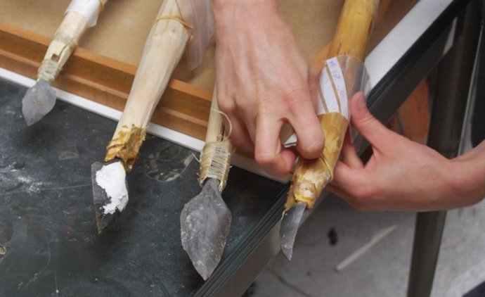 Ejemplos de lanzas y jabalinas experimentales armadas con réplicas de las puntas de sílex arqueológicas.
