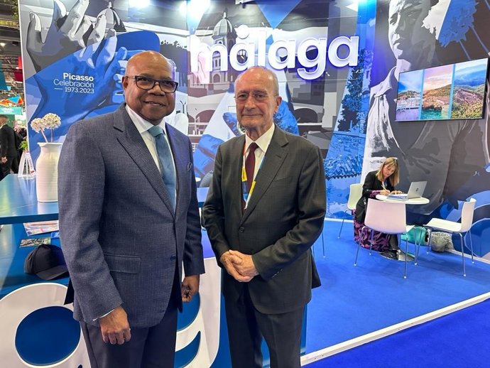 El alcalde de Málaga, Francisco de la Torre, junto al ministro de Turismo de Jamaica y presidente del Centro Mundial de Resiliencia Turística y Gestión de Crisis (Gtrcmsc), Edmund Bartlett, durante su encuentro en la WTM de Londres.
