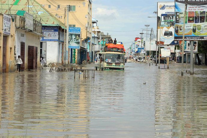 Archivo - MOGADISHU, Nov. 4, 2020  -- A vehicle wades through a flooded road in Mogadishu, capital of Somalia, Nov. 2, 2020. Heavy rains in Mogadishu have caused serious havoc on local residents and destroyed tarmac roads.