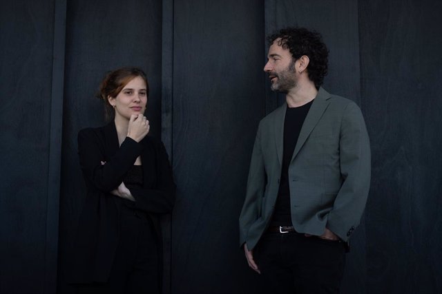 El cineasta y escritor Luis López Carrasco y la autora argentina Camila Fabbri posan durante el acto del Fallo del Premio Herralde de Novela, a 6 de noviembre de 2023, en Barcelona, Catalunya (España). El cineasta y escritor murciano Luis López Carrasco h