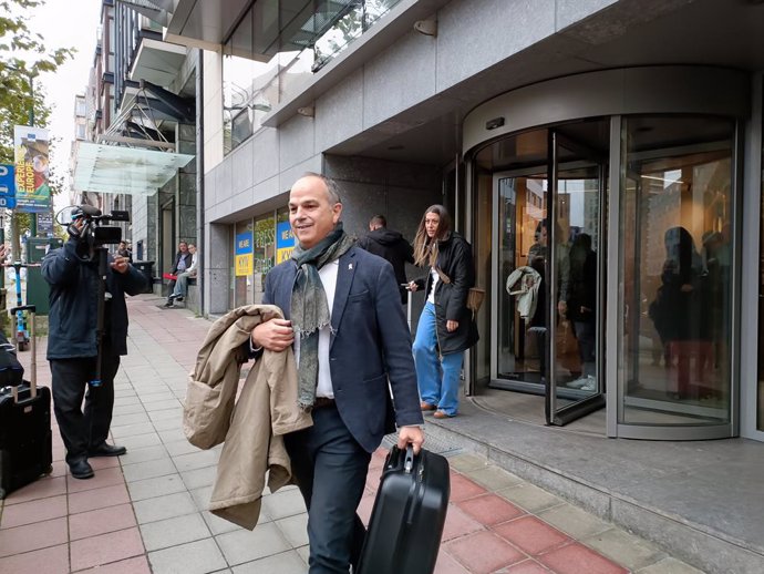 El secretario general de Junts per Catalunya, Jordi Turull, y la diputada de Junts, Miriam Nogueras, a su salida del Parlamento Europeo, a 6 de noviembre de 2023, en Bélgica (Bruselas). PSOE y Junts continúan acercando posturas, mientras que desde el PS