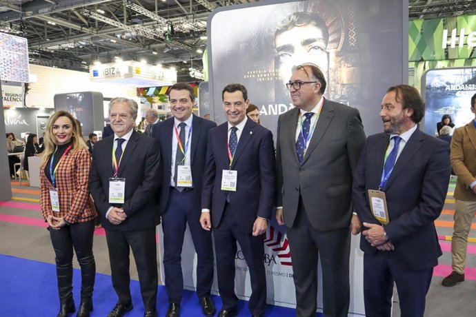 El presidente de la Diputación, Salvador Fuentes (segundo por la izda.), y el alcalde de Córdoba, José María Bellido (tercero), junto al presidente de la Junta, Juanma Moreno (cuarto), en la World Travel Market de Londres.