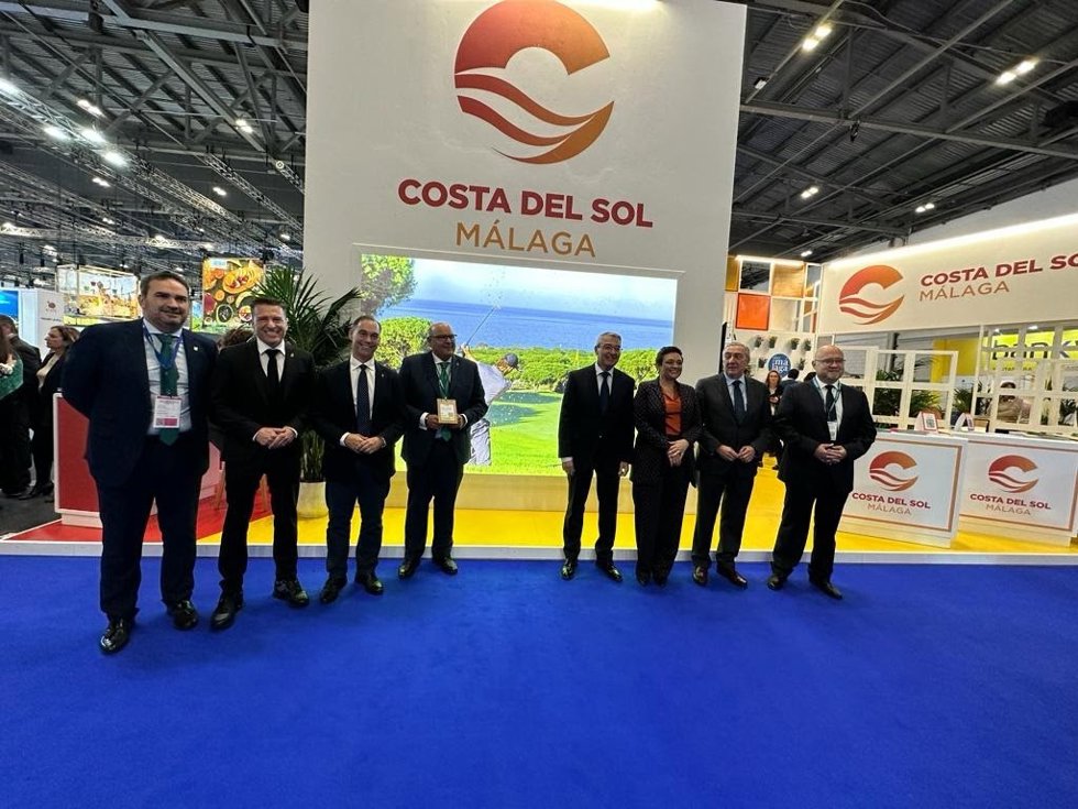 Alcalde de Benalmádena en el estand de Turismo Costa del Sol en WTM
