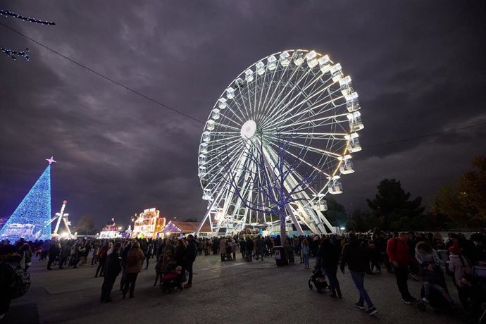 Archivo - Alumbrado navideño y la noria del Parque Mágicas Navidades en Torrejón de Ardoz, a 1 de diciembre de 2022, en Madrid (España).  