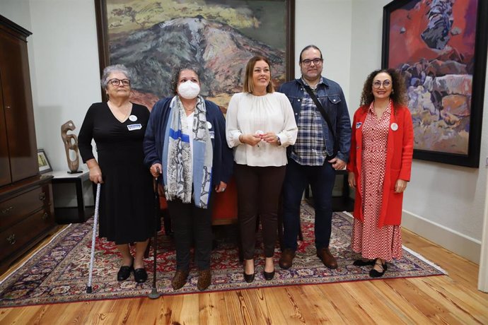 La presidenta del Parlamento de Canarias, Astrid Pérez, se reunió hoy lunes con la presidenta de la Asociación Nacional de Discapacidad, Enfermedades Raras e Integración Social (Aderis), María del Carmen Hernández Cabrera, y otras representantes