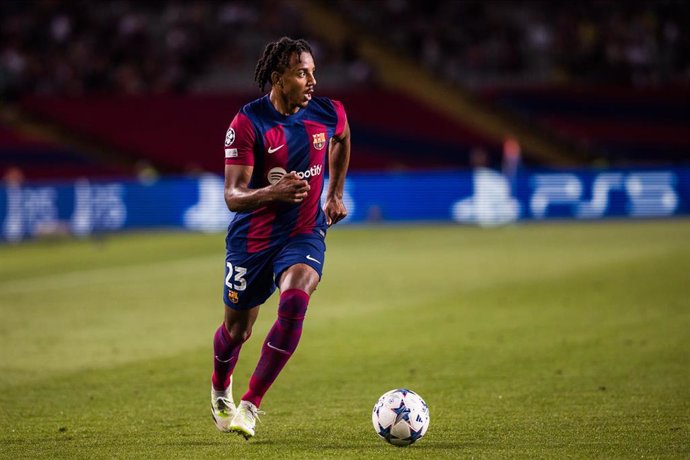 Archivo - Jules Kounde of Fc Barcelona during the UEFA Champions League Group H  match played between FC Barcelona and Royal Antwerp FC at Estadi Olimpic Lluis Companys on September 19, 2023 in Barcelona, Spain.