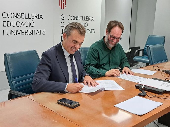 El conseller de Educación y Universidades, Antoni Vera, firma el acuerdo para garantizar la gratuidad 0-3 de la Escuela de Educación Infantil (CEI) Mamá Osa de Palma.