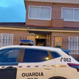 Vehículo de la Guardia Civil frente a la vivienda que fue ocupada.