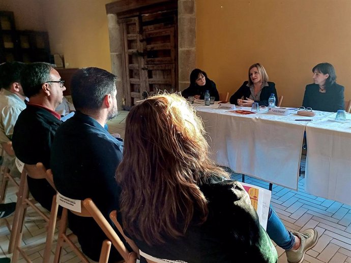 La delegada del Gobierno en la Comunitat Valenciana, Pilar Bernabé, en la reunión con alcaldesa de los municipios afectados por el incendio forestal declarado la pasada semana en la localidad valenciana de Montitxelvo.