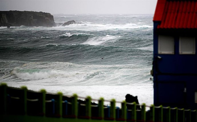 Playa de Cobas, a 20 de octubre de 2023, en Ferrol, A Coruña, Galicia (España). La Xunta ha activado para hoy la alerta roja por temporal costero en el litoral Norte y Noroeste de la provincia de A Coruña, incluyendo la ciudad, y en la costa lucense, mi