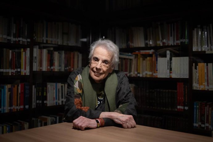 La fotoperiodista Isavel Steva, también conocida como Colita,  posa para Europa Press antes de recibir el Premi Ofici de Periodista, a 6 de noviembre de 2023, en Barcelona, Catalunya (España).