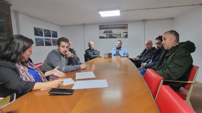La eurodiputada del BNG Ana Miranda se reúne con mariscadores y mariscadoras de la ría de O Burgo