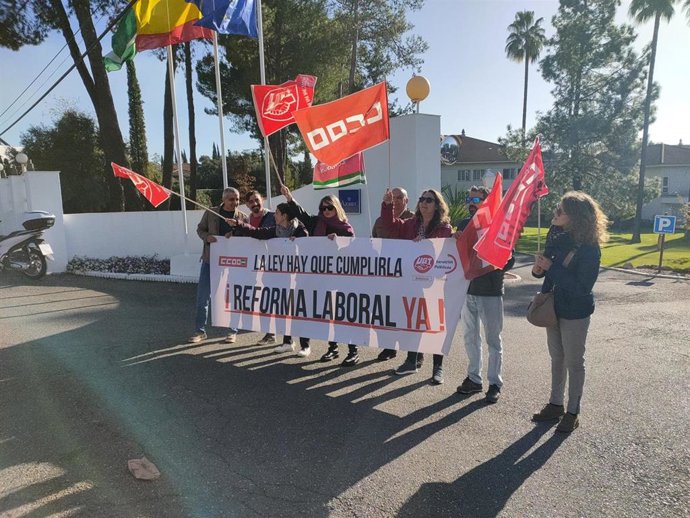 Concentración de miembros del comité de empresa de Cruz Roja en Córdoba.
