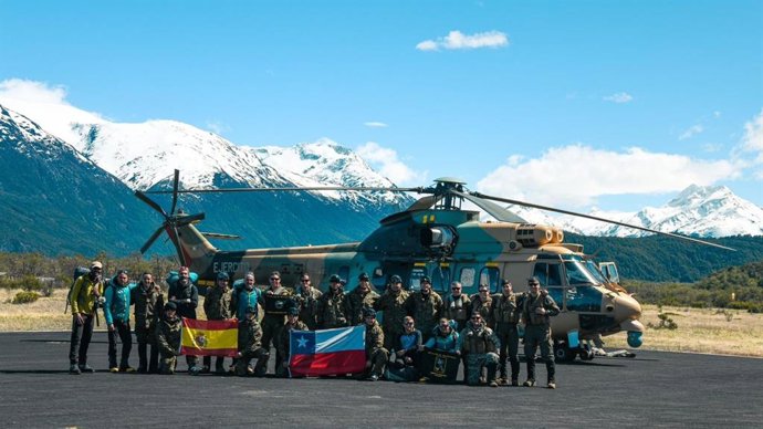 Preparativos y cohesión de los equipos de España y Chile en el helipuerto de Villa O'Higgins.