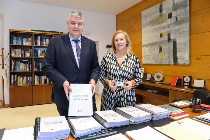 El consejero de Economía, Hacienda y Fondos Europeos, Luis Ángel Agüeros, y la presidenta del Parlamento regional, María José González Revuelta, con el proyecto de Ley de Presupuestos Generales de Cantabria para 2024