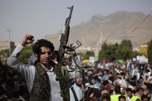 Archivo - 03 June 2022, Yemen, Sanaa: A houthi supporter carries a weapon during a protest against USA and Saudi Arabia calling on the end of war in Yemen, a day after the truce was renewed in Sanaa. Photo: Hani Al-Ansi/dpa