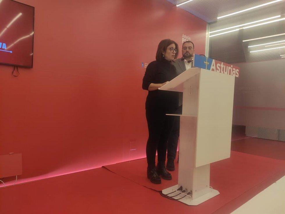 Adriana Lastra, leyendo la declaración en presencia de Adrián Barbón