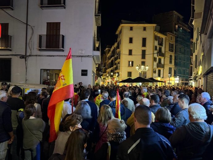 Asistentes a la concentración frente a la sede del PSOE en Palma en contra de la amnistía.