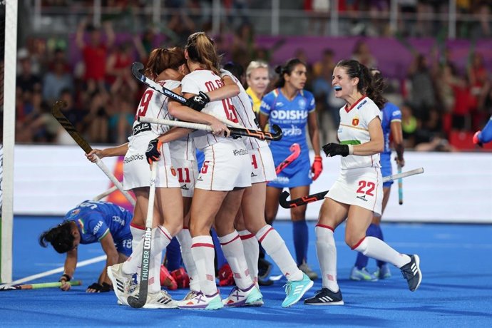 Las jugadoras de la selección femenina de hockey sobre hierba celebran un gol