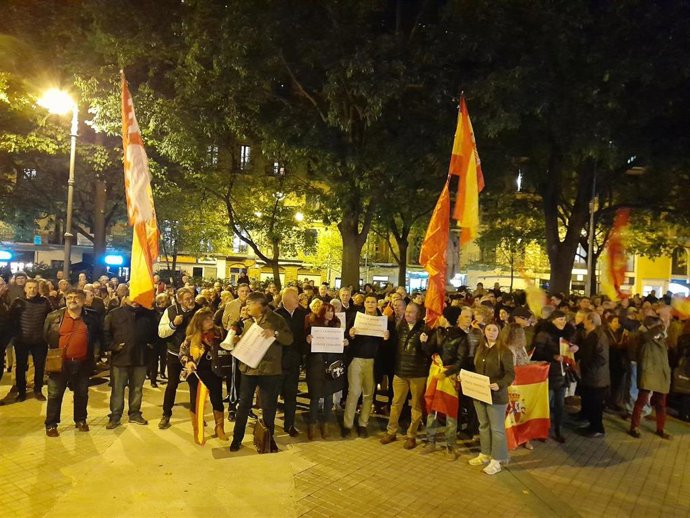 Imagen de la concentración en contra de la amnistía frente a la sede del PSN